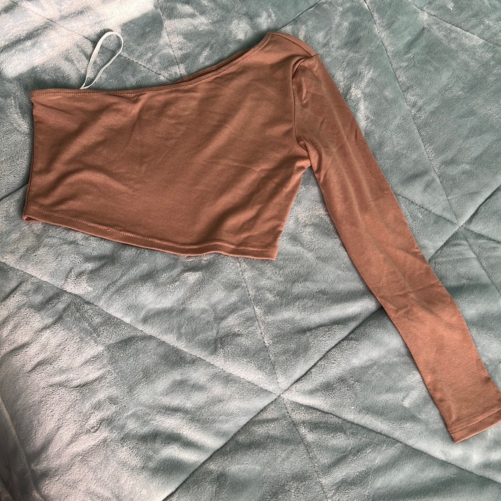 One shoulder crop tee